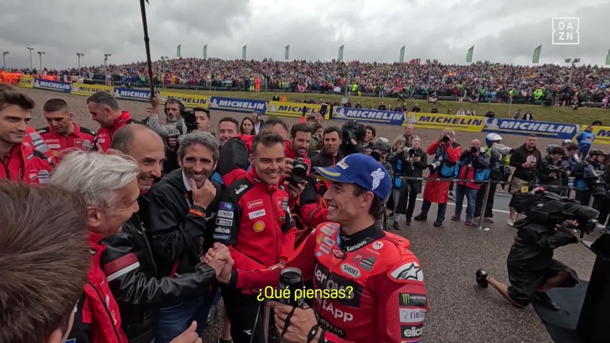 Las risas de Marc Mรกrquez con su equipo despuรฉs de la sprint Sabรญa que habรญa usado de todo menos la cabeza ๐๐๐ #GermanGP ๐ฉ๐ช #MotoGP ๐