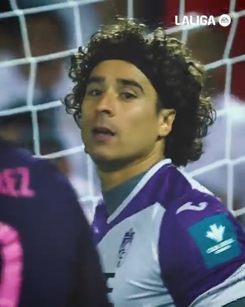 🇲🇽🧤🔝 Una 𝗟𝗘𝗬𝗘𝗡𝗗𝗔 𝗠𝗘𝗫𝗜𝗖𝗔𝗡𝗔 bajo los palos. 🎂🎊🎉 ¡Feliz cumpleaños, Guillermo Ochoa! #LALIGAEASPORTS | #LALIGAHistory