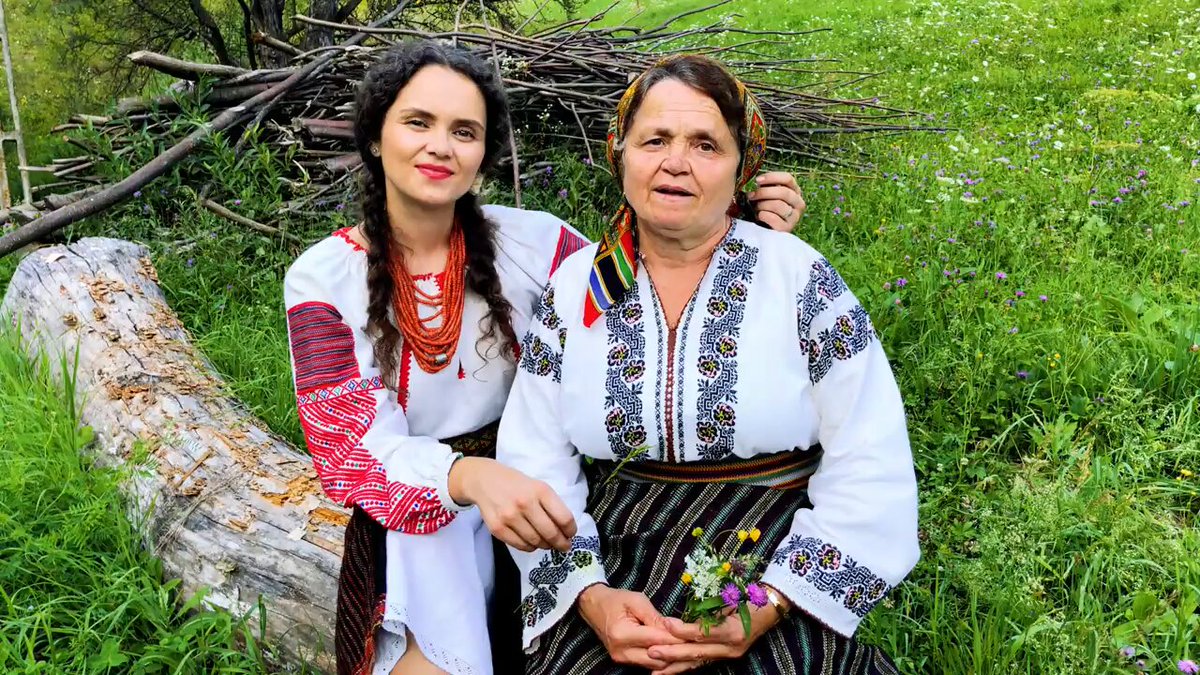 популярная румынская исполнительница народных песен Анжелика Флутур, уроженка Южной Буковины, принадлежит к интересной этнии "румынские хуцаны" (в Западной Украине "украинские хуцулы") это интересная история большинство авторитетных историков и этнографов считают их одним народом, которому удалось избежать римского покорения во время Дакийских походов императора Траяна 101-102 и 105-106 гг н.э., укрывшись от них в Карпатах румынской Северной Трансильвании и современной украинской Транскарпатии и сохранить т.о. свою идентичность после 7-го века н.э. начался постепенный процесс латинизации южной части народа и славянизации северной части, в результате чего ещё в раннем Средневековье народ разделился сегодня румынские хуцаны и украинские хуцулы считаются разными народами с разными языками, однако биологически это один народ, давно разделившийся под воздействием исторических и политических процессов..