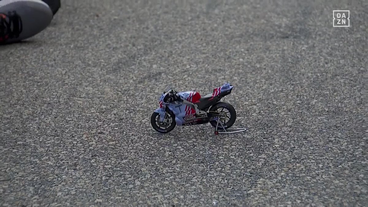 El ingenio del equipo Gresini es alucinante 😂😂😂 Como Álex Márquez tiene una lesión en la mano, le han preparado una moto en miniatura para que la salte como siempre hace en sus celebraciones ¡QUÉ GRANDES! 😝 #GermanGP 🇩🇪 #MotoGP 🏁