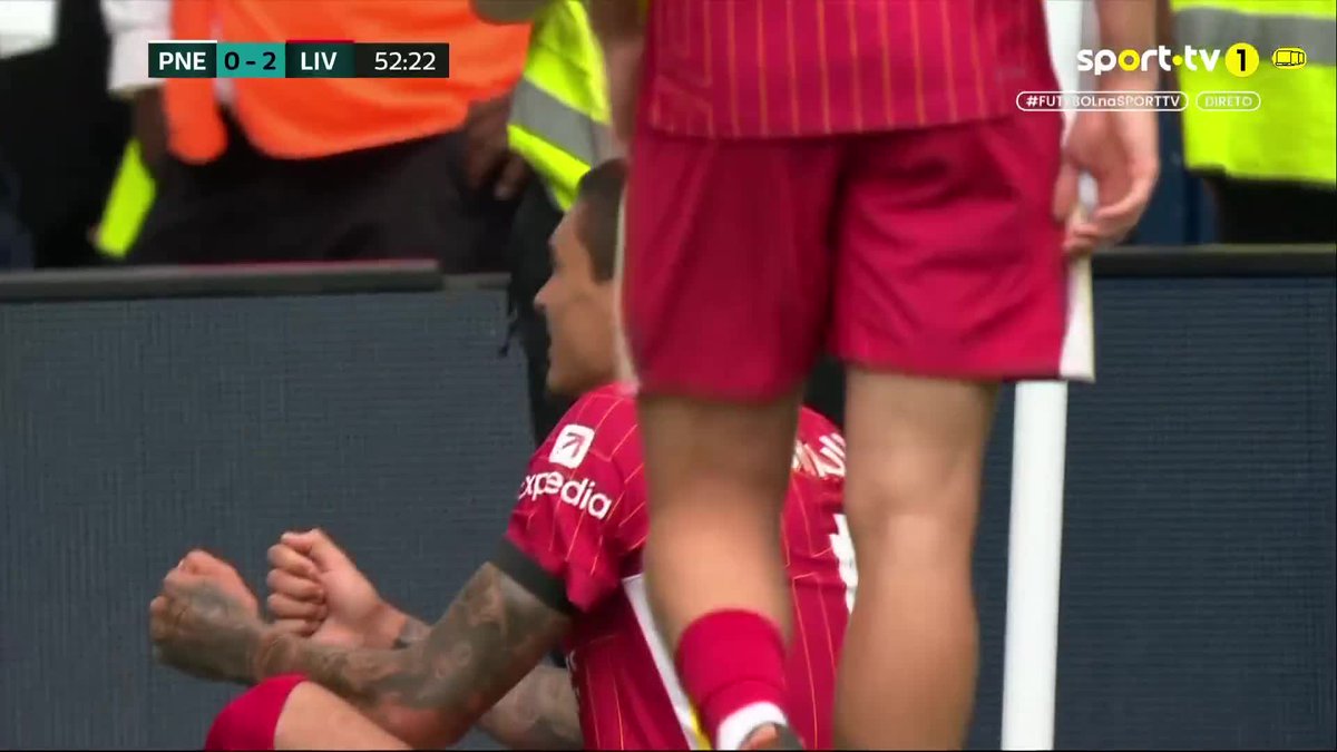 Darwin Nunez qui célèbre en rendant hommage à Diogo Jota. 🙏🕊️🇵🇹