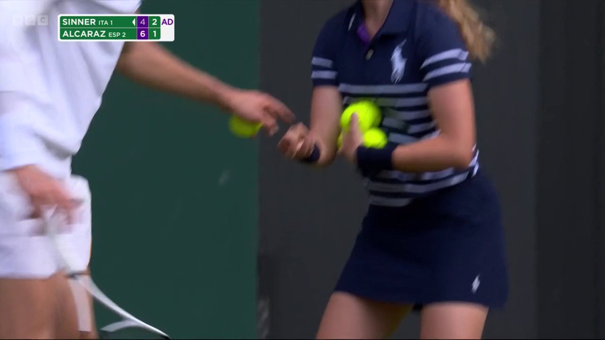 A champagne cork lands on Centre Court near Jannik Sinner 🍾😳 🗣 "Please do not pop the champagne corks as the players are about to serve!" ⛔ #Wimbledon