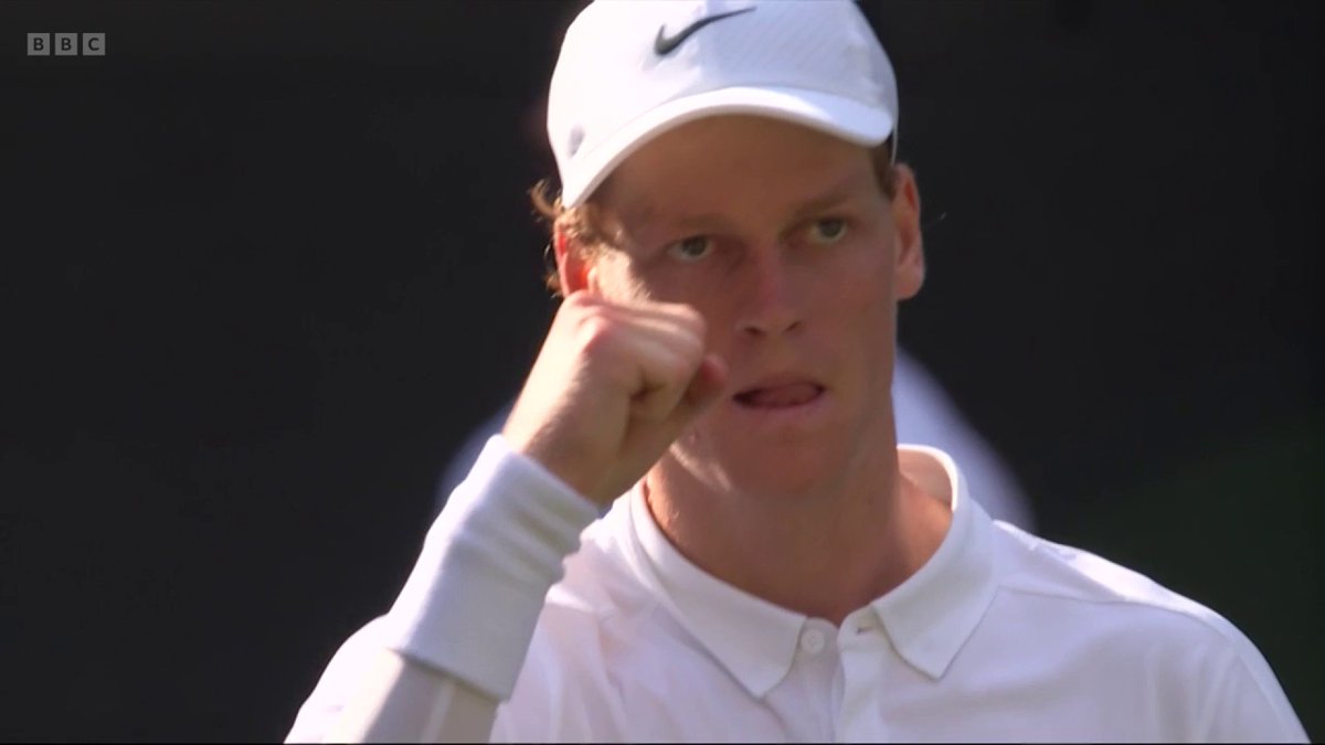 Centre Court hands out a standing ovation 👏👏👏 Jannik Sinner seals the second set to bring us level with an incredible cross-court winner 🚀😮‍💨 #Wimbledon