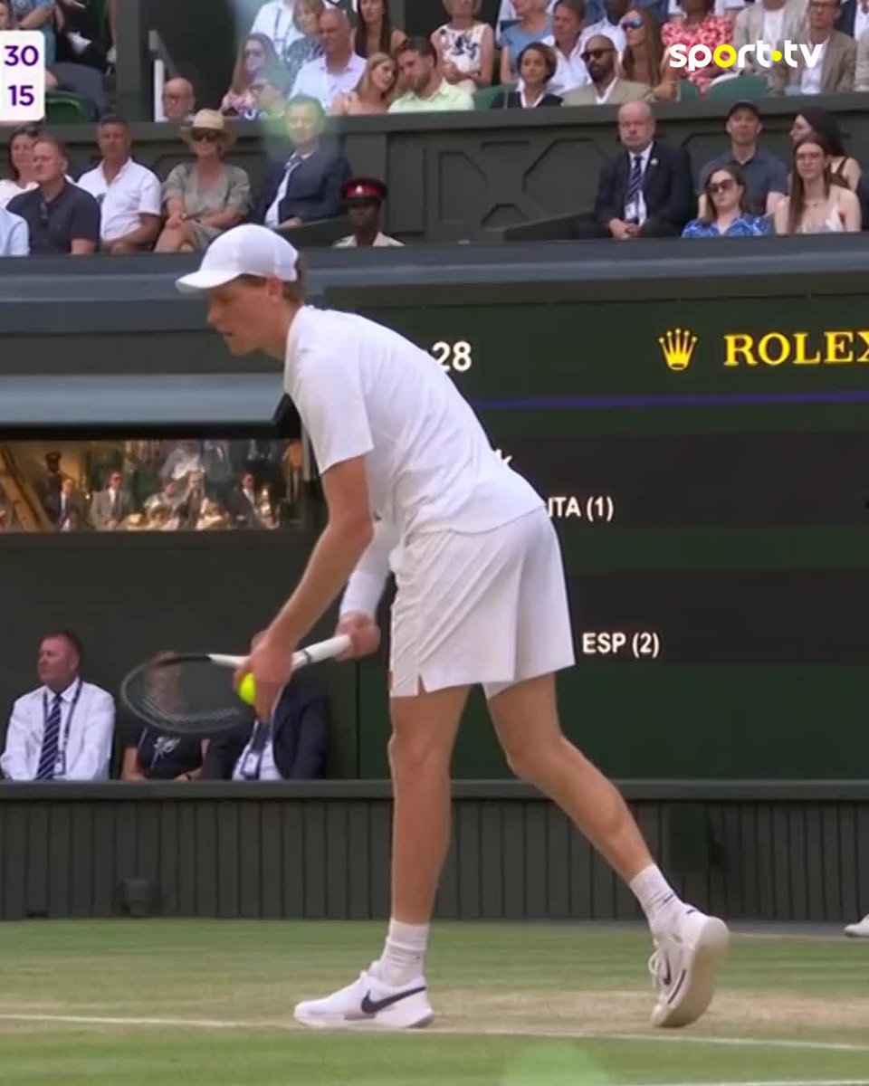 Lob perfeito de Alcaraz 🤤 #sporttvportugal #TENISnaSPORTTV #Wimbledon #CarlosAlcaraz #JannikSinner