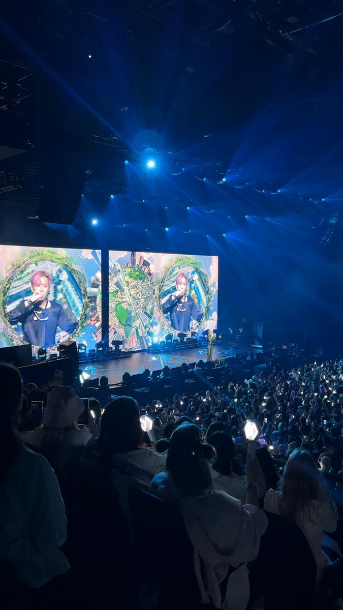 Berlin understood the assignment 😮‍💨 #BAEKHYUNinBerlin BAEKHYUN_official