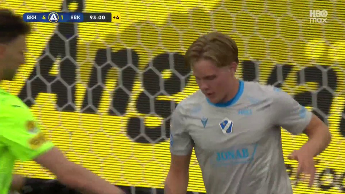 Malte Persson reducerar för Halmstads BK. 📲 Se Allsvenskan på HBO Max
