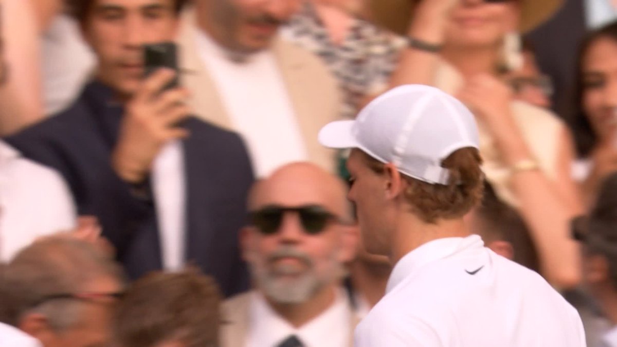 After all the hours together, Sinner shares a moment with his team to celebrate this momentous occasion 🫶 #Wimbledon