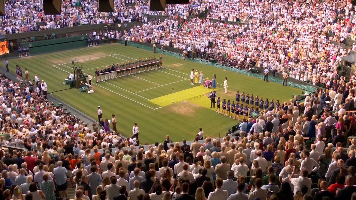 The moment Jannik Sinner recieved the #Wimbledon trophy from The Princess of Wales 🇮🇹
