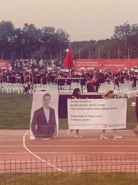 Onlar duyulmasın derler, biz ses oluruz İstanbul'un meydanlarından. Onlar görünmesin derler, ODTÜ'lüler Devrim'de taşır resimlerini. Ekrem İmamoğlu'nun yanında biz varız. Biz halkız!