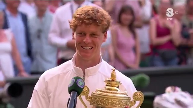 - "Com'è stato evitare il tappo di champagne che è arrivato in campo?" - "Solo a #Wimbledon succede. È un torneo molto costoso" #Sinner