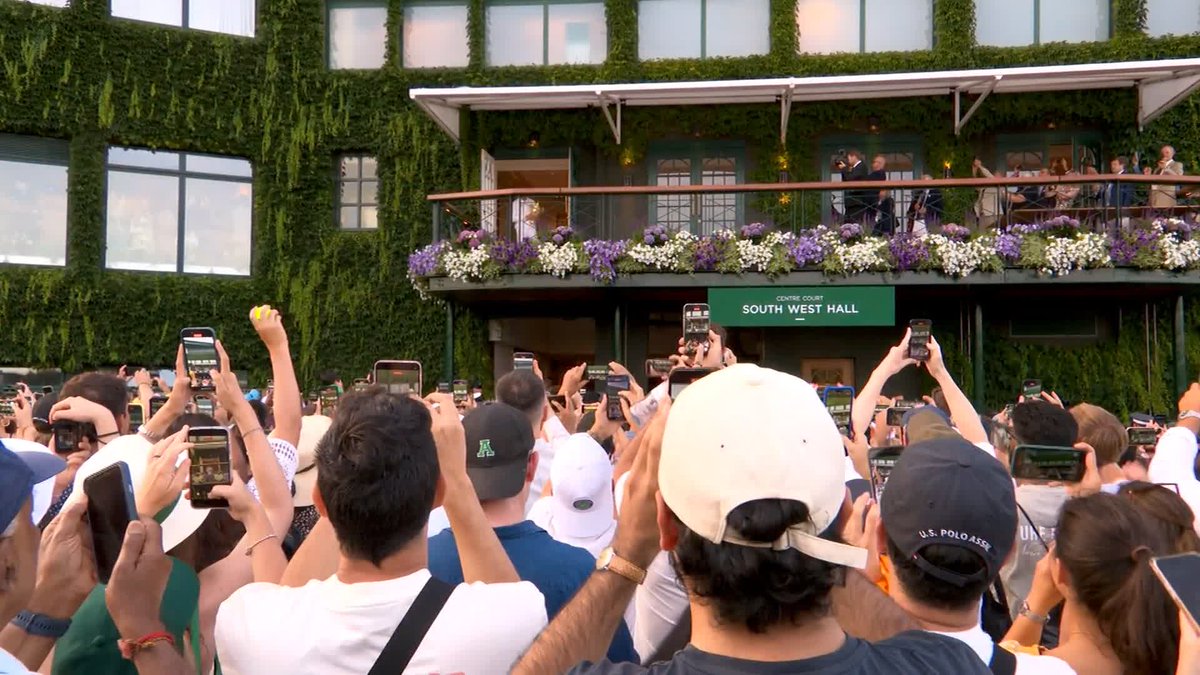 The Grounds are still packed full of fans wanting to see a glimpse of Jannik Sinner 🤩 #Wimbledon