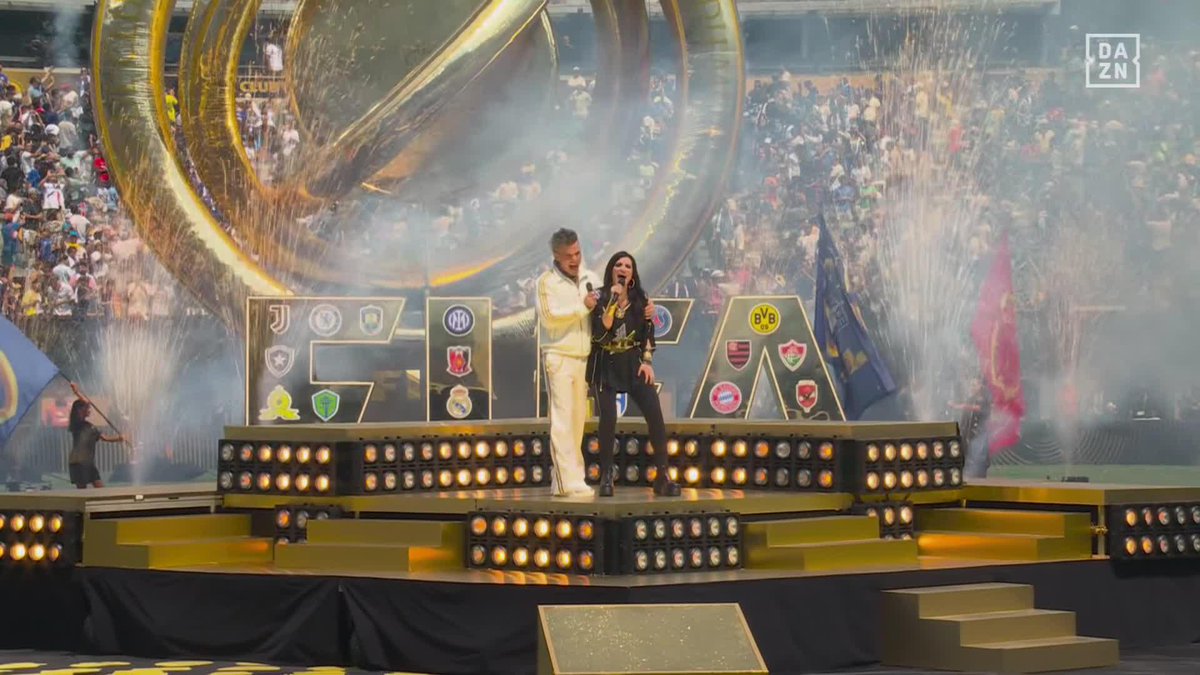 Laura Pausini y Robbie Williams cantan su nueva canción "Desire" en la final de la FIFA Mundial de Clubes hoy en el Metlife Stadium.