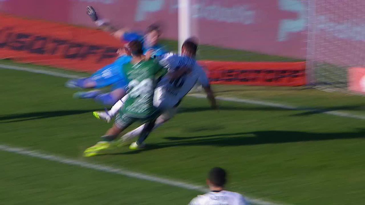 ¿QUÉ TE PARECIÓ? Todo Independiente pidió penal en la última jugada del partido ante Sarmiento.