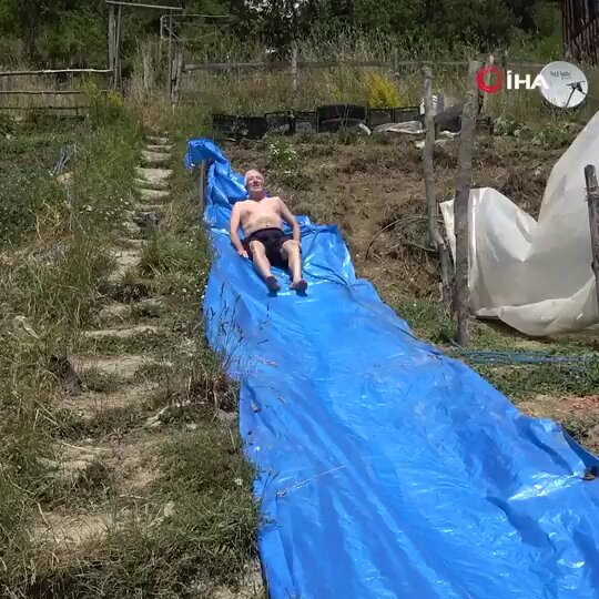 Kastamonu’da bir yurttaş, 2.000 TL’ye branda ile kendi aquaparkını yapmış. Milletimiz eğlenmeyi de çözümü de kendi üretir oldu. Ama keşke herkes hakkıyla, insanca sosyal tesislere, tatil imkanına ulaşabilseydi…