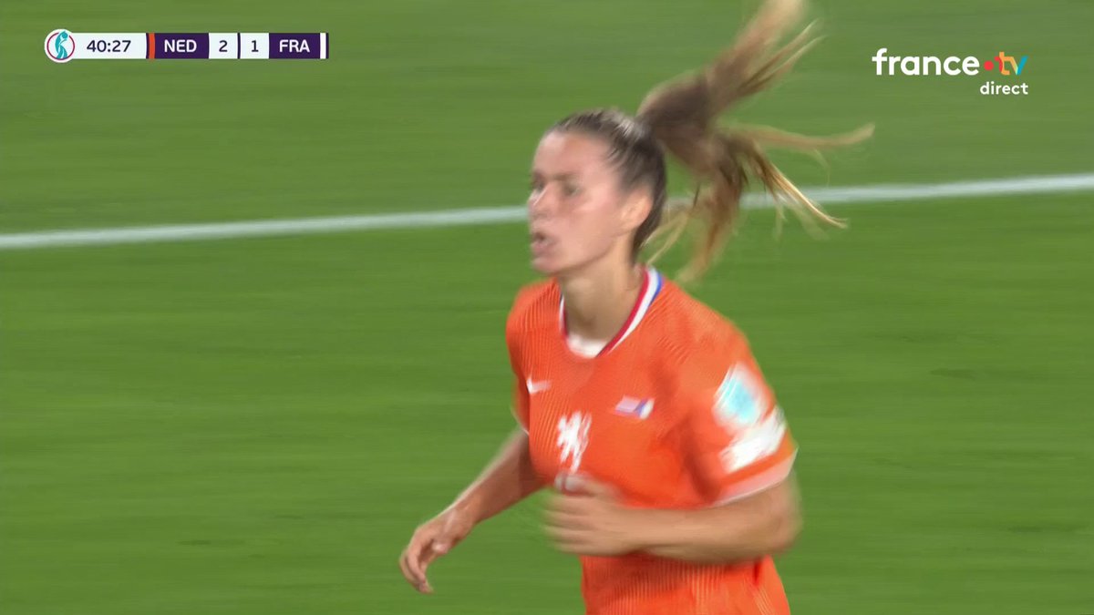 ⚽ #WEURO2025 | 🥶 OH LE BUT CONTRE-SON-CAMP DE SELMA BACHA ! 🇳🇱 Les Néerlandaises repassent devant au score ! 📺 Le direct :