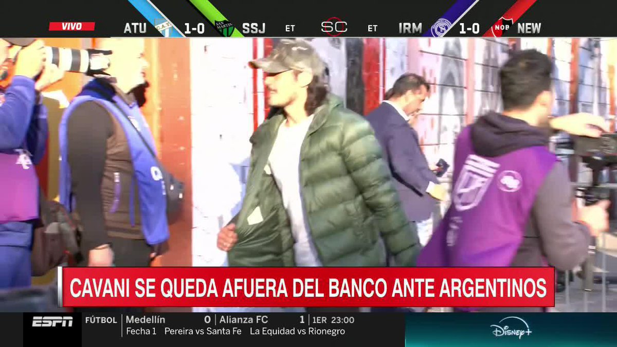 🔎Así llegaba Edinson #Cavani, sin la indumentaria de jugador de #Boca al quedar afuera del banco de suplentes por un golpe sufrido en la práctica del jueves.