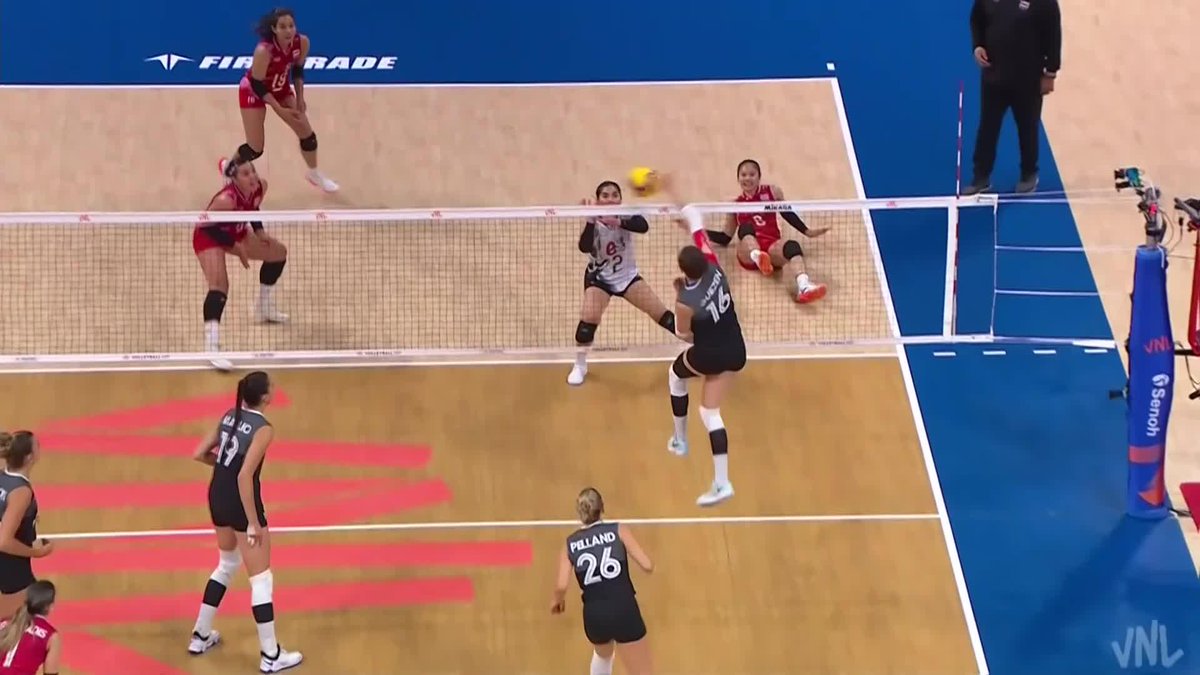 #VNL2025: CANADA 🇨🇦 LEVELS IT! After dropping the first set, Canada responds and ties the match 1-1 against Thailand 🇹🇭. Game on in Arlington! 🔥 📺 Watch it LIVE on VBTV: 🏐 #BePartOfTheGame #Volleyball