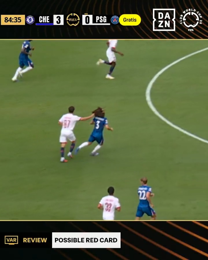 Cucurella preso per... i capelli 💇‍♂️😅 Il VAR richiama l'arbitro 🖥️👀 Espulsione inevitabile per Joao Neves 🟥 #ChelseaPSG #FIFACWC #DAZN