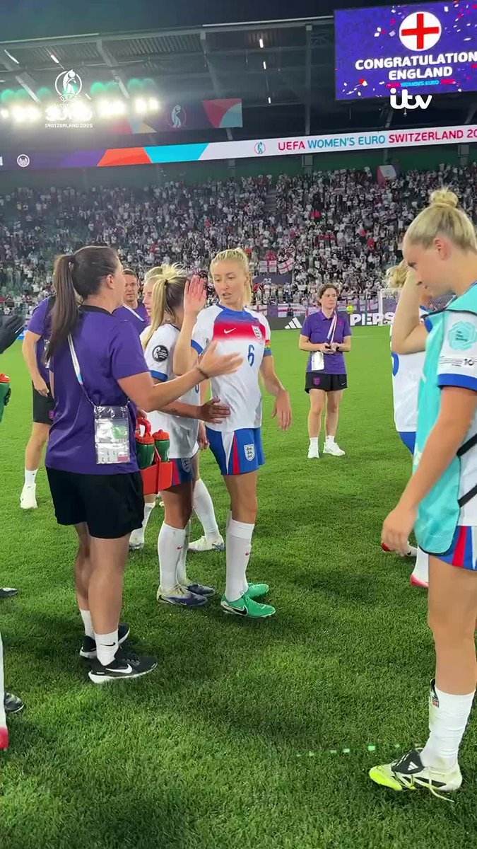 Alessia Russo with a big hug for Beth Mead ❤️🤗