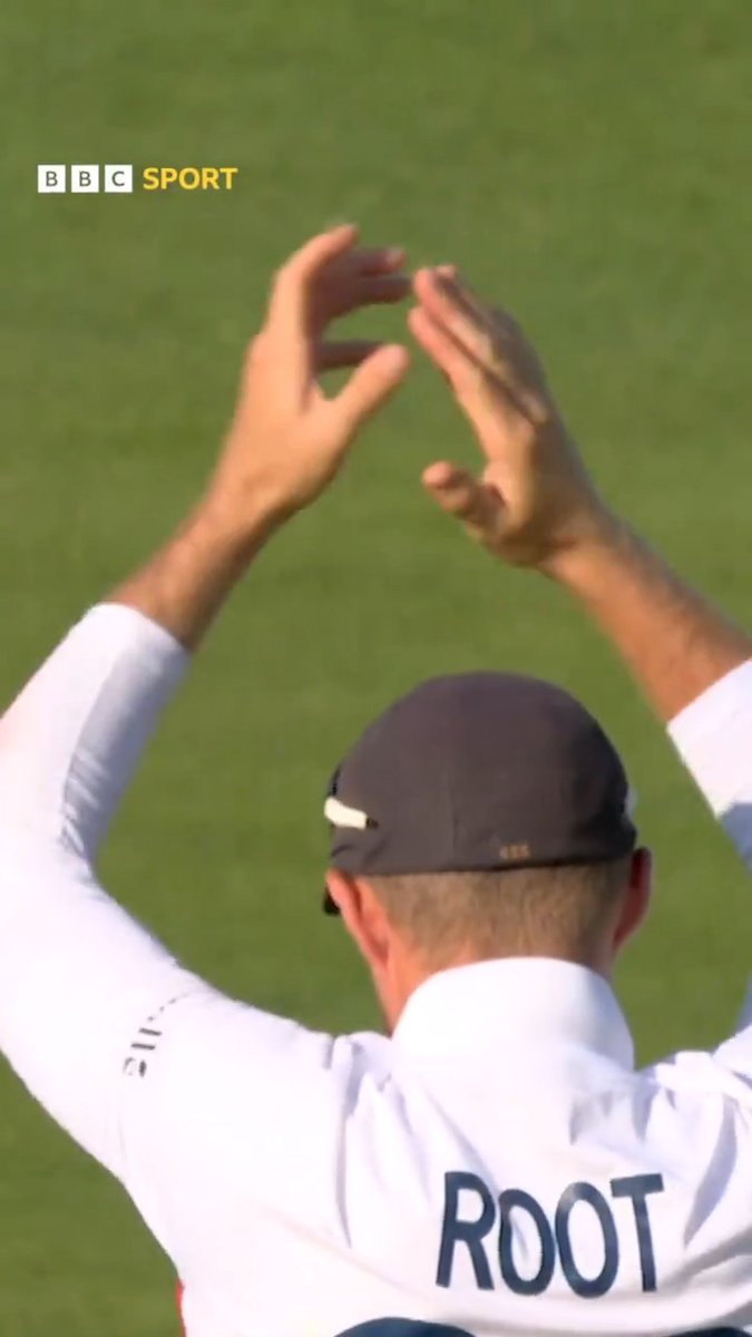 Cheerleader Joe! 👏 Joe Root was revving up the Lord's crowd in the final overs of Day 4.