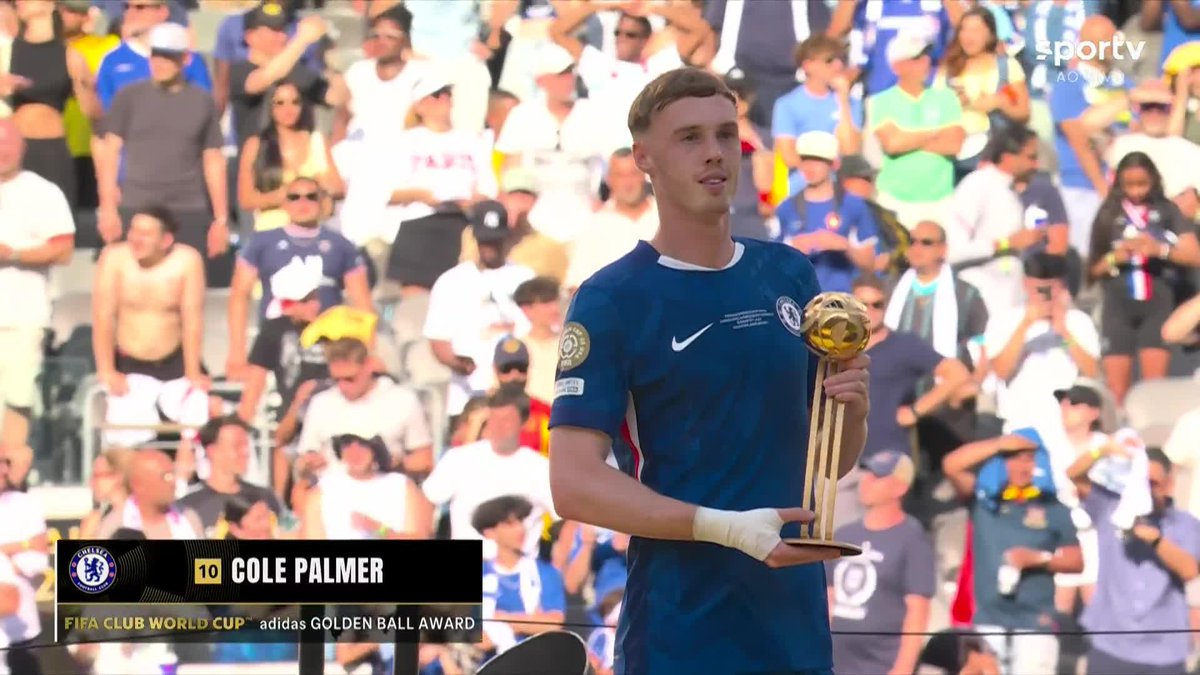Cole Palmer, do Chelsea, recebendo o troféu de melhor jogador da Copa do Mundo de Clubes. 🎥 TV Globo 📺 | ge