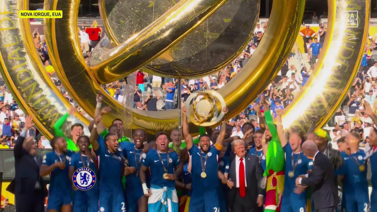 Donald Trump hands Chelsea the Club World Cup trophy as they lift it alongside the president 🔥
