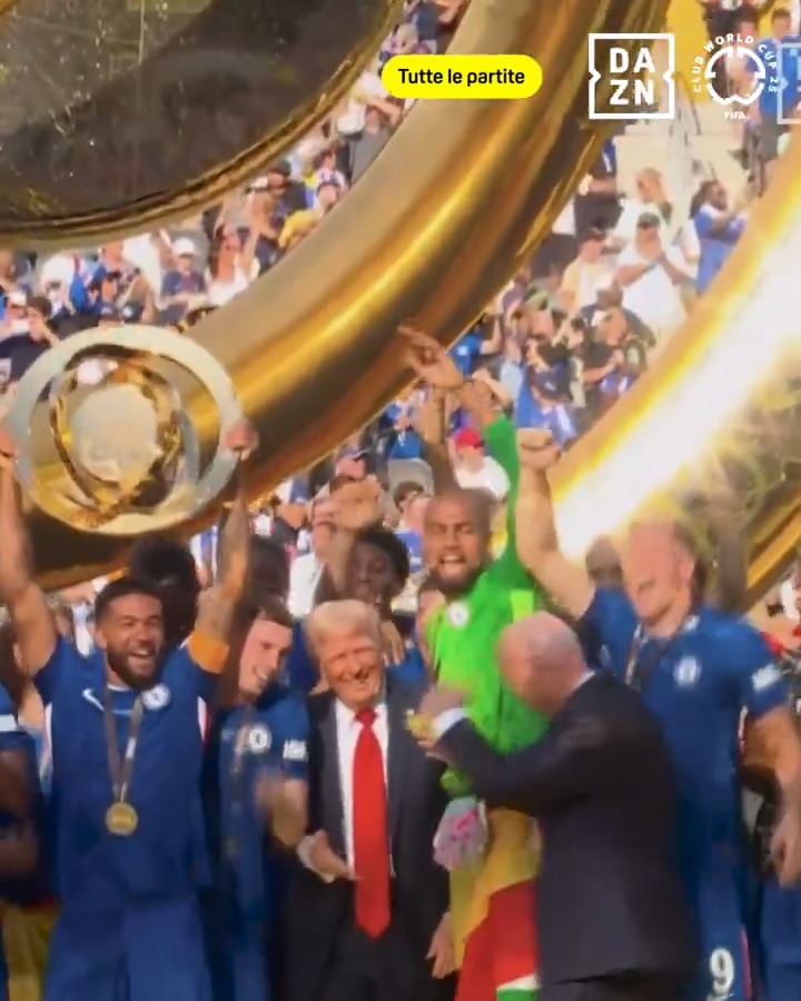 Il CHELSEA vince il Mondiale per Club 🥇 L’alzata del trofeo, consegnato da Trump e Infantino 🏆
