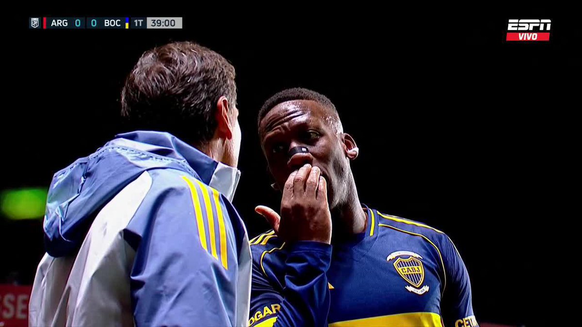 41' Mucha charla en el banco de suplentes de #Boca mientras el partido estaba parado porque atendían a #Braida. Mucha preocupación.