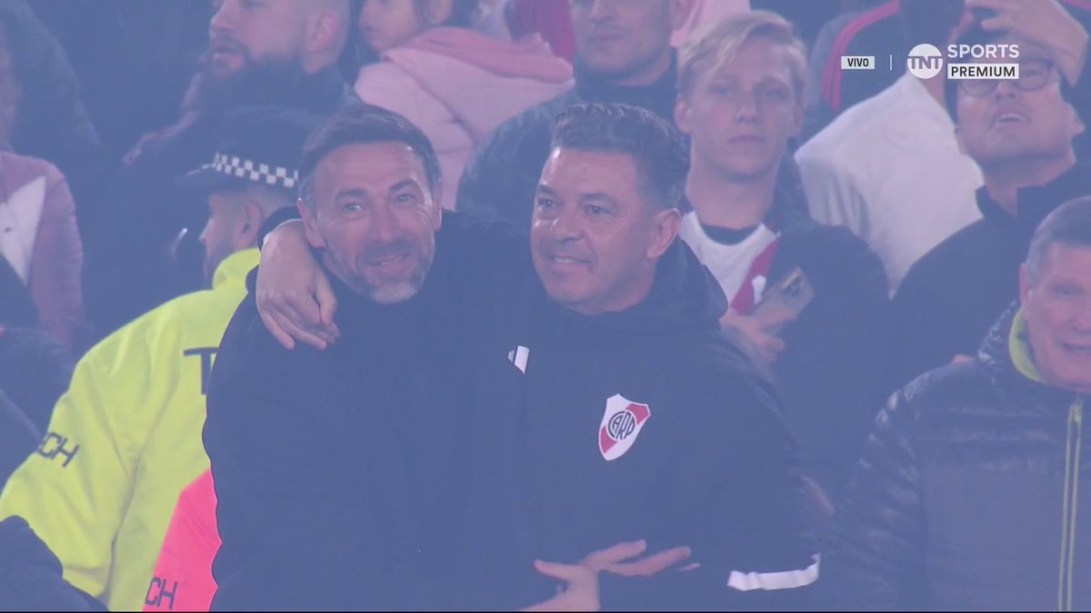 El abrazo entre Marcelo Gallardo y Kily González. Fueron compañeros en la Selección Argentina 🇦🇷❤️⚽️