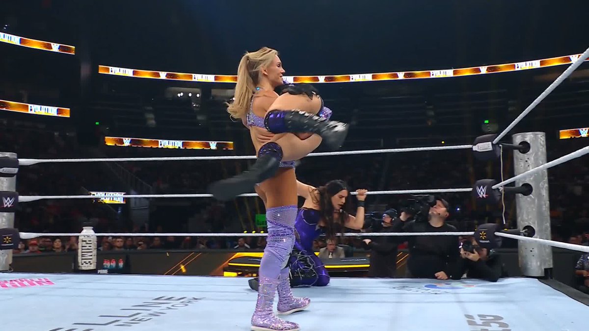 .Charlotte Flair is just showing off 😮‍💨
