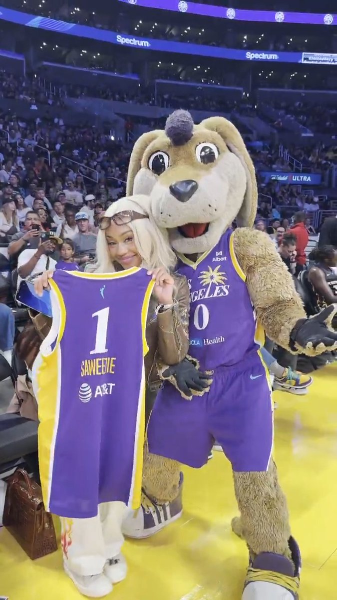 "Is that for me?!" 💎 excited to get a custom Sparks jersey from Sparky.