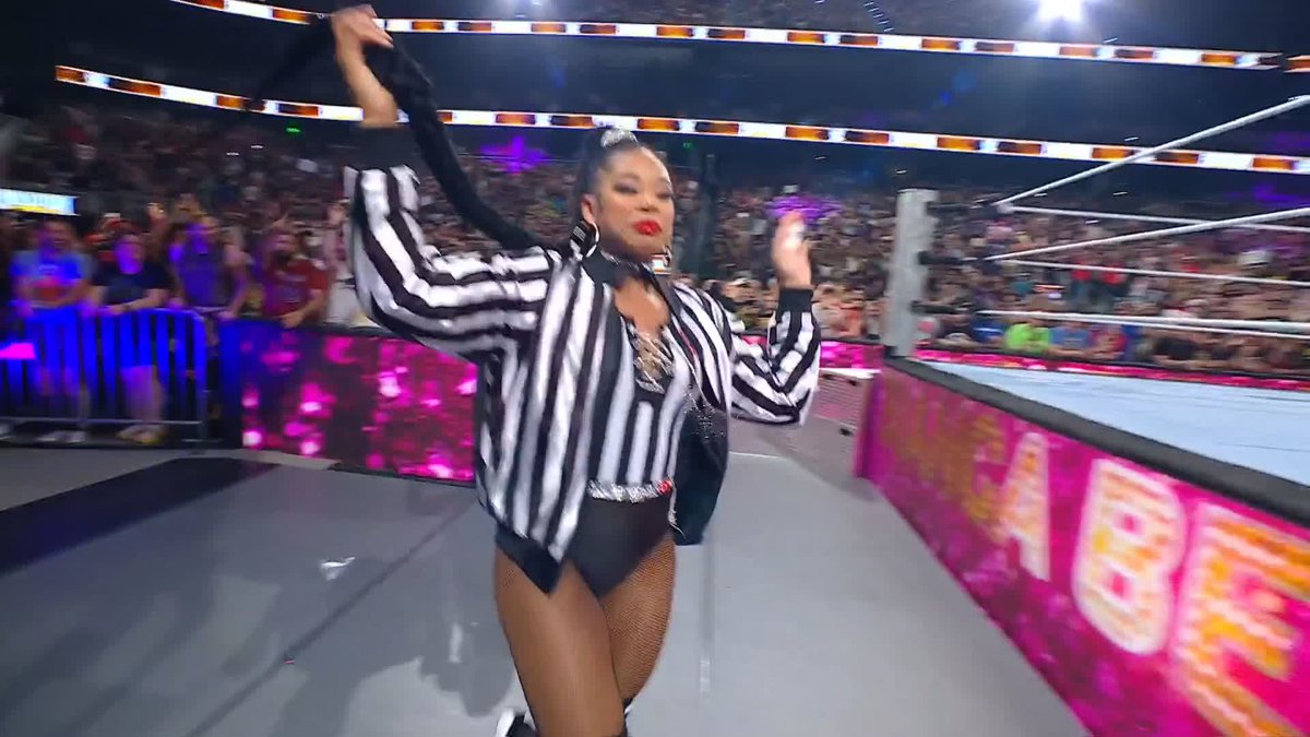 Special Guest Referee Bianca Belair did not come to play! 👏🔥