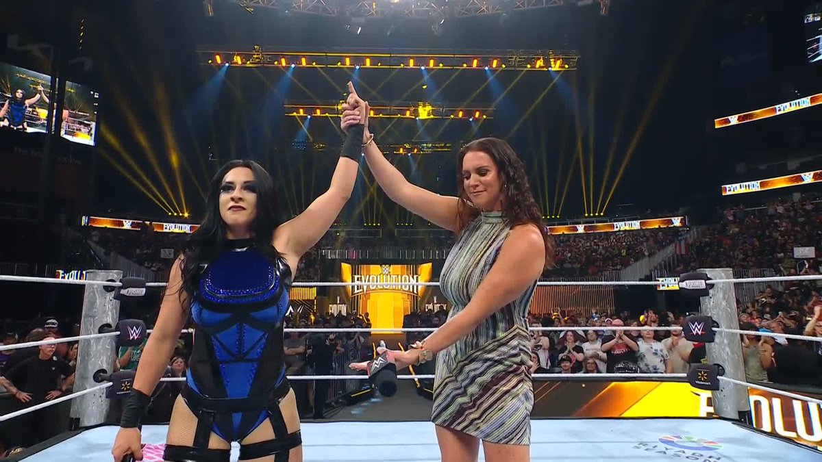 Stephanie Vaquer celebró junto a Stephanie McMahon su victoria en la Batalla Real de #WWEEvolution 👏