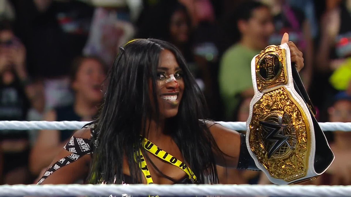 Naomi canjeó su Contrato de #MITB y es la nueva Campeona Mundial 💼👩🏅 #WWEEvolution
