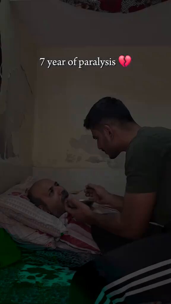 متداول : روتين شاب اليومي أثناء اعتنائه بأبيه الذي يعاني من الشلل الكلي