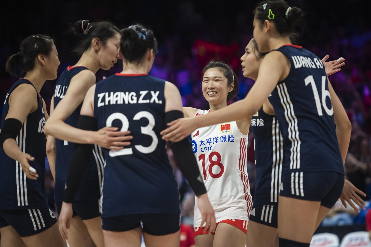 #VNL2025: CHINA 🇨🇳 3-2 🇺🇸 USA Down 0-2? That’s just how China 🇨🇳 gets started 😮‍💨. For the second match in a row, they complete another epic reverse sweep this time against home team USA 🇺🇸 🤯. 📺 Watch #VNL on VBTV: 🏐 #BePartOfTheGame #volleyball