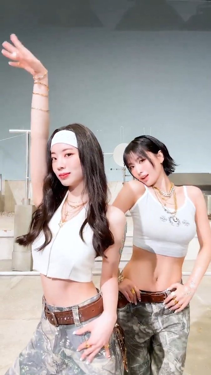 The exact SAME thing 😲‼️ 4️⃣ Listen [THIS IS FOR] 4️⃣ #TWICE #트와이스 #THISISFOR #MOMO #모모 #DAHYUN #다현