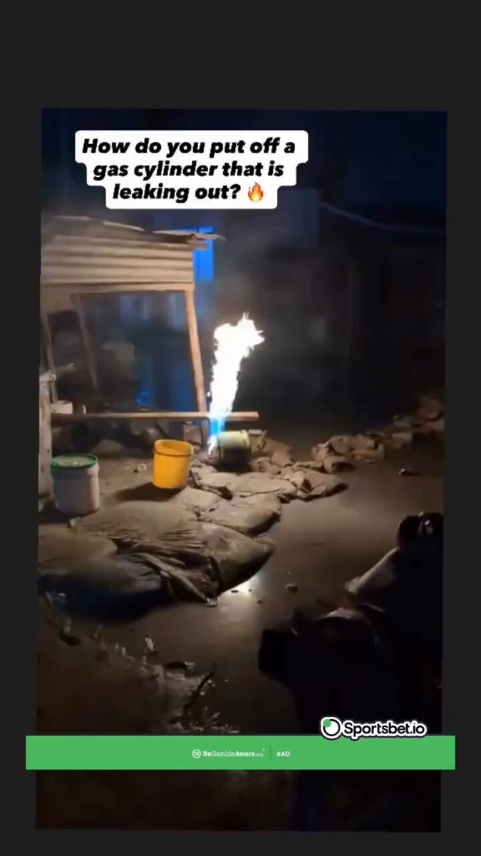Fire experts, how do you put this off without fire extinguisher? 🤔 🥲