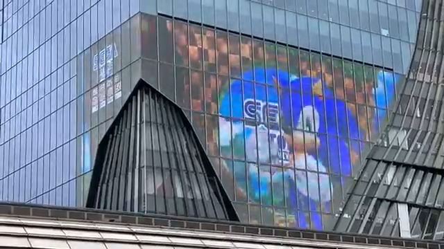 7/20(日)まで、渋谷スクランブルスクエアビジョンに「SEGA STORE TOKYO」のオープン告知映像が流れています🦔💨 渋谷に登場するソニックを、ぜひ見つけてください👀 ※施設関係者や駅係員へのお問い合わせはご遠慮下さい