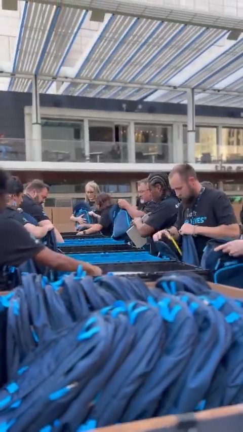 Most people stuffing backpacks simultaneously- 633 by AT&T 🇺🇸 Organizers at AT&T planned an employee engagement volunteering event and decided to break a record whilst doing so! #ad