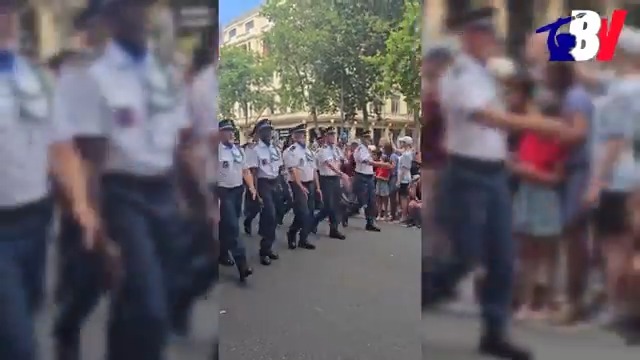 🇫🇷 « Merci à vous ! Merci beaucoup ! » Policiers et surveillants pénitentiaires sont particulièrement applaudis au 14 juillet. Images : Jean Bexon