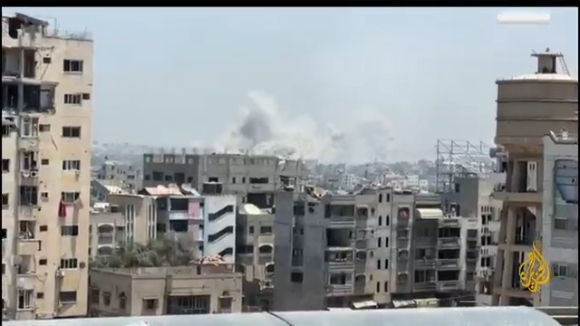 قصف مدفعي وإطلاق قنابل دخانية على مناطق عدة في حي التفاح وجباليا البلد شمال شرق مدينة #غزة، وهبوط مروحيات إسرائيلية تزامنا مع تحليق كثيف لمقاتلات حربية #حرب_غزة #الأخبار