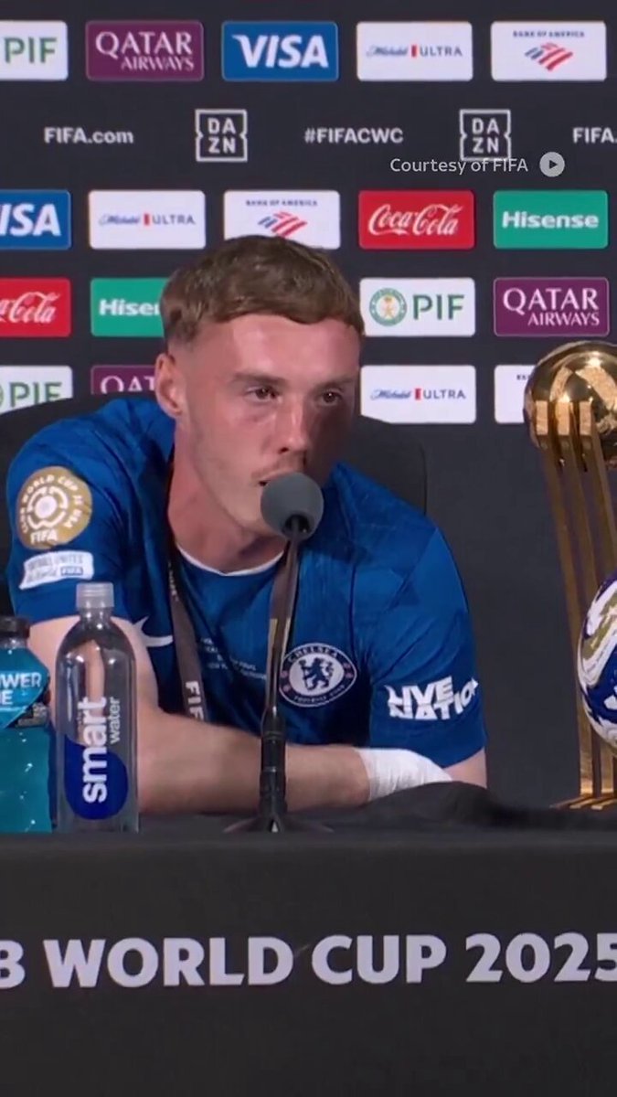 🚨 Chelsea Star Cole Palmer was a bit confused when Donald Trump didn’t leave the stage when lifting the trophy 🤣