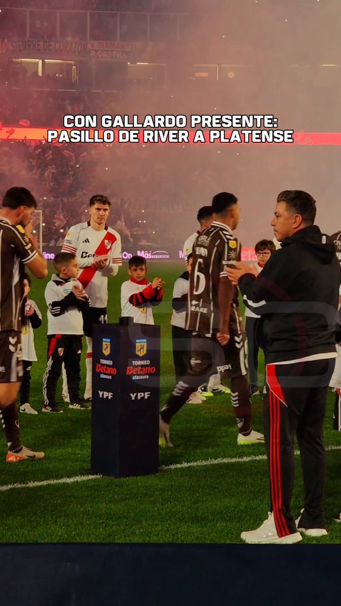 GRAN GESTO DE RECONOCIMIENTO AL CAMPEÓN: el Muñeco Gallardo encabezó el pasillo que River le hizo a Platense en el Más Monumental 👏