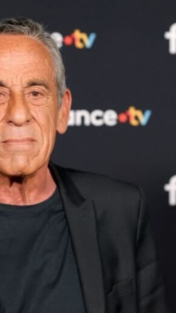Quand Thierry Ardisson était le roi de la pub 📺⚫ Animateur provocateur, Thierry Ardisson est mort à 76 ans ce lundi 14 juillet. "L'homme en noir" avait commencé sa carrière dans la pub avec à la clé des slogans cultes pour Lapeyre ou Chaussée aux moines. 🎙️ Enora Le Louarn
