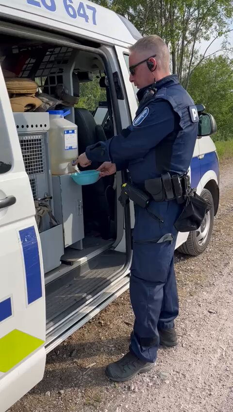 #Leevi muistuttaa: Älä jätä lasta tai lemmikkiä kuumaan autoon - ei edes hetkeksi. Auto kuumenee nopeasti ja seuraukset voivat olla kohtalokkaita. Muista myös nesteytys! #poliisikoira #poliisiLU #poliisi