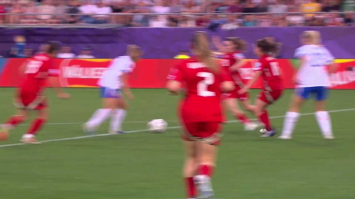 Wales boss Rhian Wilkinson was NOT happy with this decision yesterday 😤