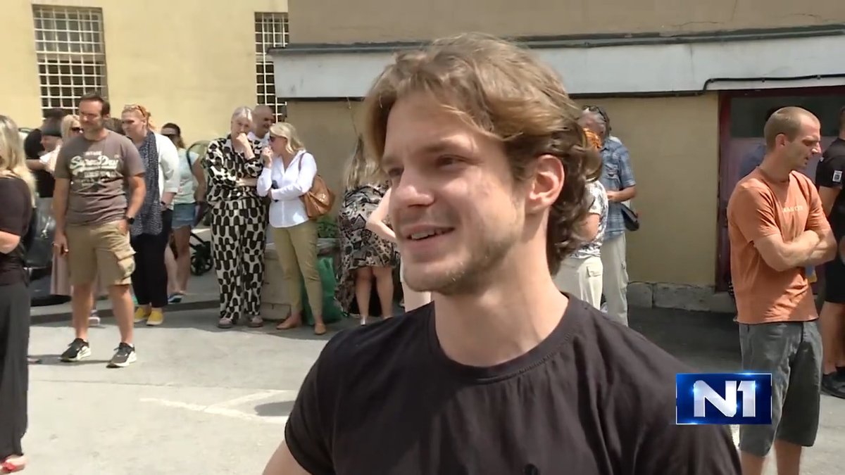 Student Pavle Cicvaric pušten na slobodu, a za N1 poručuje da se borba nastavlja "jer nisu svi slobodni". "Divno je zaista. I kad sam iz ćelije čuo da ljudi zvižde, lakše bude da prođe to dosadno vreme. Na dočeku je mnogo više ljudi što sam očekivao… Svi ljudi koje sam čuo sa terase i zanimljivo je bilo da sam na vašoj televiziji, N1 je sve vreme bio uključen kod nas u sobi. Divno je zaista. Ali, nastavlja se dalje. Nisu svi slobodni, ljudi širom Srbije, ni moji prijatelji studenti. Ovde se ništa ne završava", poručio je Cicvarić.