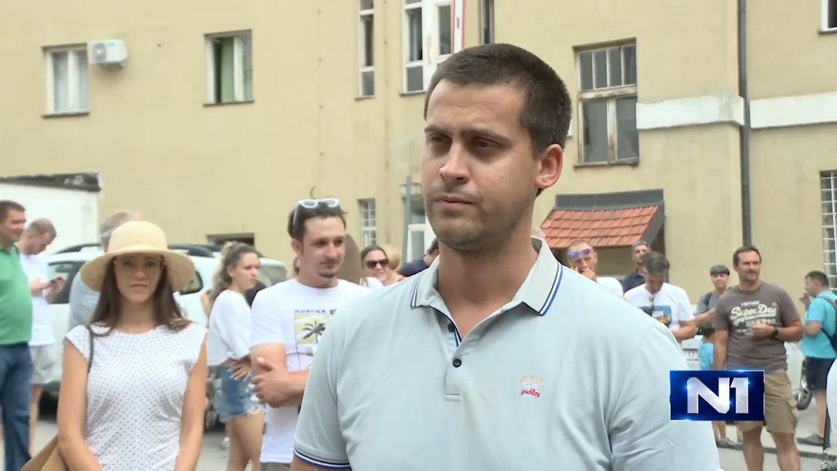 Advokat Radovan Novaković, jedan od sedam uhapšenih posle blokade magistrale u Užicu, koji je danas pušten na slobodu, zahvalio je svim građanima Užica, kao i iz ostalih gradova, što su im prethodnih dana pružali podršku i vršili pritisak da budu oslobođeni.