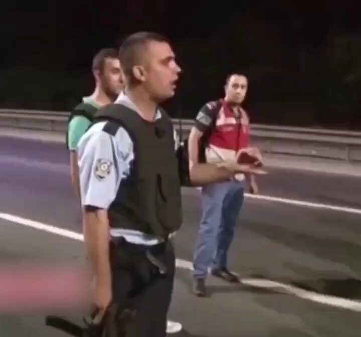 9 yıl oldu hafızamızdan şu sahneyi de sözleri de hiç silmedik. "İnsan bir kere ölür, adam gibi ölür." 251 şehidimize saygı ve rahmetle...🇹🇷 #15Temmuz #15TemmuzDestanı
